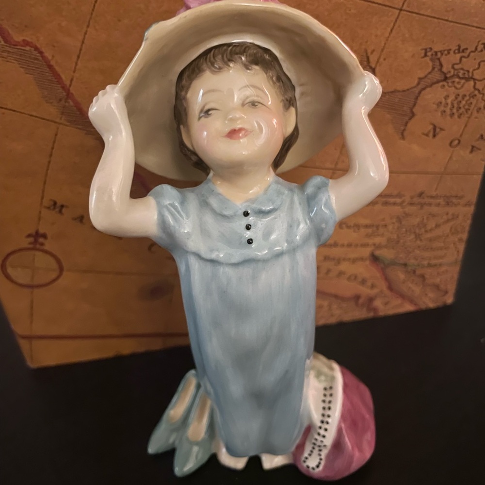 Sweet Royal Doulton HN2225 “Make Believe” figurine. - Picture 2 of 9